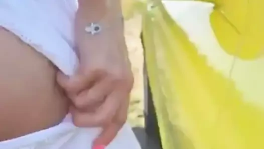 Even uitrusten tegen de auto