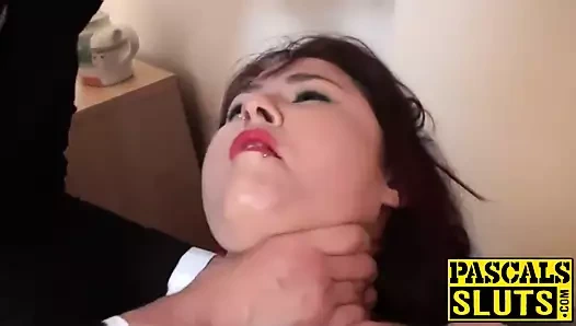 Tombul donna pembe bir oyuncakla oynuyor ve yüz becerdin