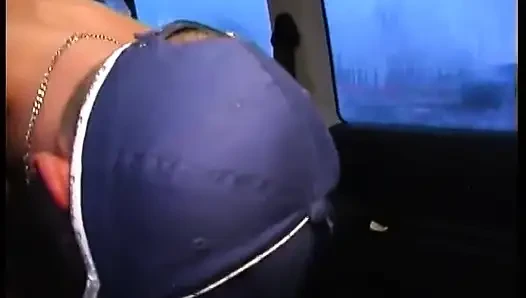 Minibüste iç çamaşırlı hatunla seksi üçlü seks