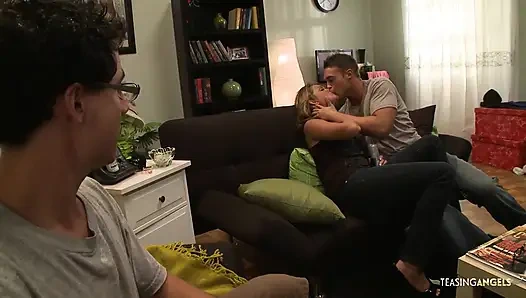 Erkek arkadaş sürtük kız arkadaşının önünde emmesini ve sikişmesini izlemeyi seviyor