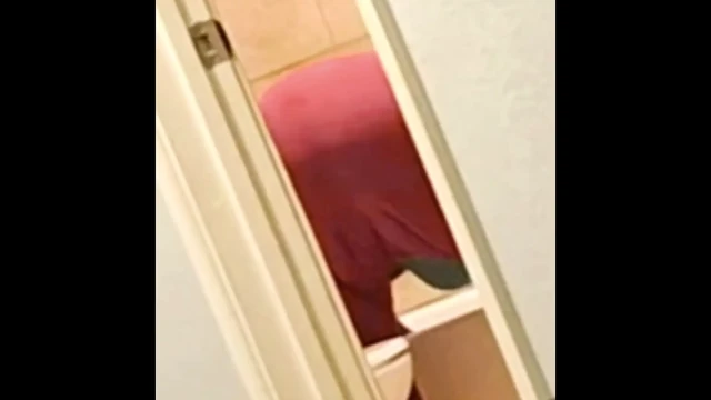 Büyük amcıklı nine küveti temizliyorum ve almaya geliyorum