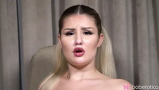 Yalnız ateşli sarışın Coco 4k'da sandalyede dildoyla oynuyor.