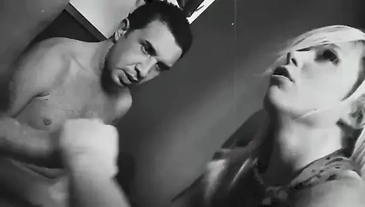 Büyük memeli sarışın Jamie birçok emiyor