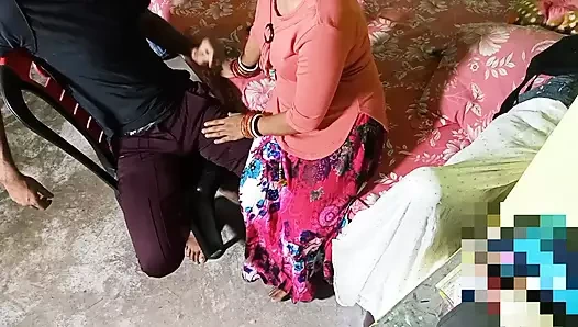 Özel öğretmen ekstra dersler için öğrencinin evine geldi ve onu sikti