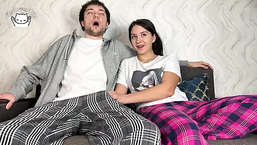 Üvey kız kardeş üvey erkek kardeşinin sert büyük yarağını yakaladı - karşı koyamadı ve ağzına aldı!! Yüze boşalma