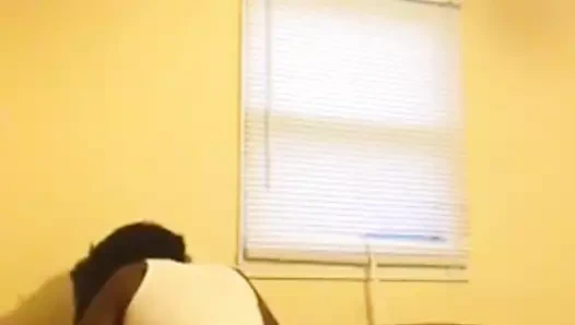 Beyaz erkek arkadaş için siyah kovboy kız