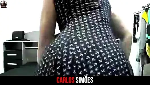 Esmer kadın ateşli genç bir adamla odada mastürbasyon yapıyor