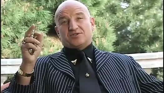 Misha ve Sasha şezlongda bir yabancıyla sikişiyor. Steve Hooper