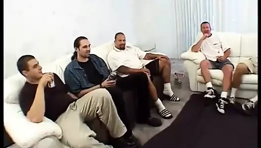 Adam sert yarağını esmer fahişeye gırtlağına kadar alıyor, sonra grup sekste sikişiyor