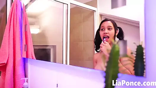 Sert latin genç Lia Ponce seks yaptıktan sonra duş alıyor
