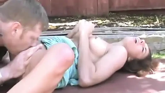 Esmer kadın her şeyi yapıyor