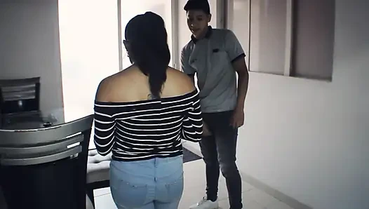 Mükemmel büyük götlü esmer birkaç kez boşalana kadar büyük yarağımda zıplamaya devam ediyor