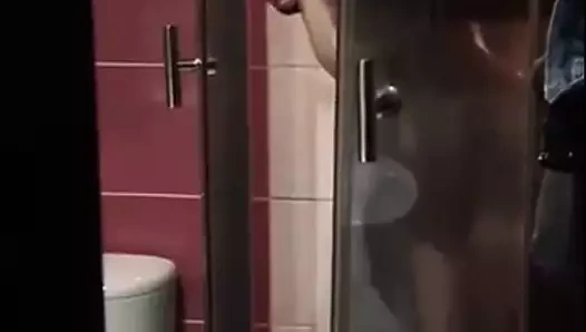 Pale sarışın becerdin içinde the duş