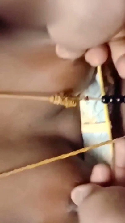 Hintli evli kadın siyah kraliçe renu bdsm meme ucunu çekiyor ve en iyi arkadaşı Githane tarafından sert göğüs sıkıyor! Indianhotwifex