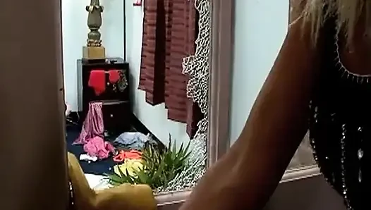 Orta yaşlı seksi kadın Bridgett Lee minyon arkadaşıyla oturma odasında sikişiyor
