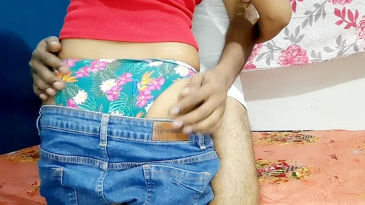 Üvey kız kardeşim benden onunla seks yapmamı istiyor ve ısınmaya başlıyor