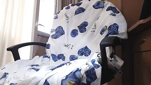 Ateşli genç kız dildoyla fışkırtıyor