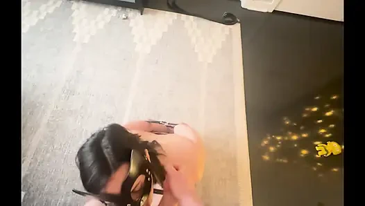 Noel hediyesi gibi kemerlere sarılı ve sikini emdikten sonra dölle kaplı!