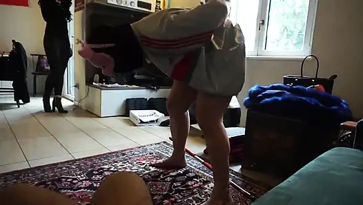 Kadın egemenliği hatunlar kölelerini taşaklarına tekmelemeye bayılıyor