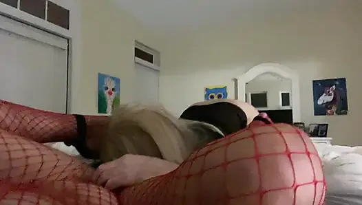 Orta yaşlı seksi üvey anne takma yarakla oral zevk için travesti üvey kızını kullanıyor ve sonra transseksüellerin küçük yarağına biniyor