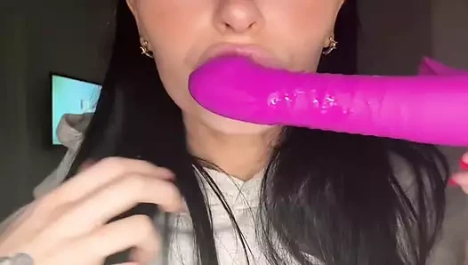 Genç millie dildoya biniyor ve fışkırtıyor