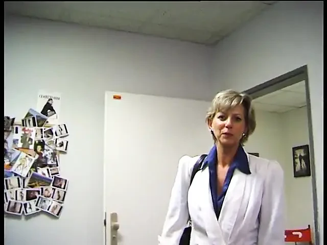 Azgın olgun bayan oyuncu seçmelerinde arkadan sikiliyor