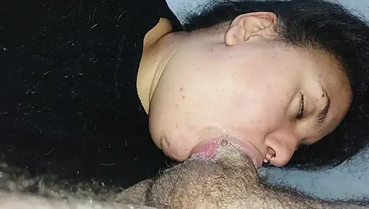 Güne küçük ağzının içinde bir yarak özlemi ile başlıyor