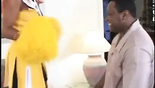 Siyah adam ateşli amigo kızın düzgün tıraşlı amını sikiyor