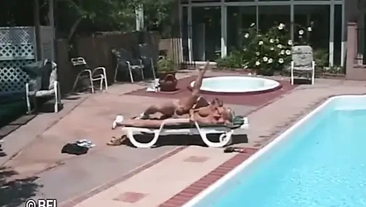 Havuzda orta yaşlı seksi kadın. Göğüsleri ve mükemmel amcığı