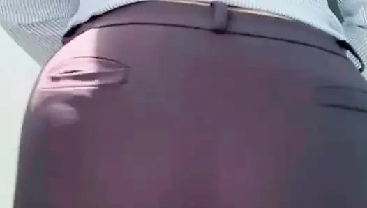 Meksikalı büyük götlü sekreter ofiste tüm üniformasını çıkarıyor ve kamera önünde tüm götünü ve vajinasını açıyor