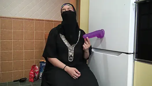 Arap yarak düşkünü evli kadın ve küçük yaraklı koca