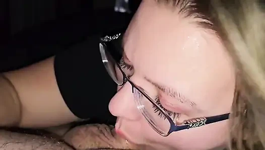 Beni yarağını sertçe besliyor, saçımı kapmasını ve ağzımı kalın kremsi dölüyle doldurıncaya kadar yüzümü sikişini izliyor