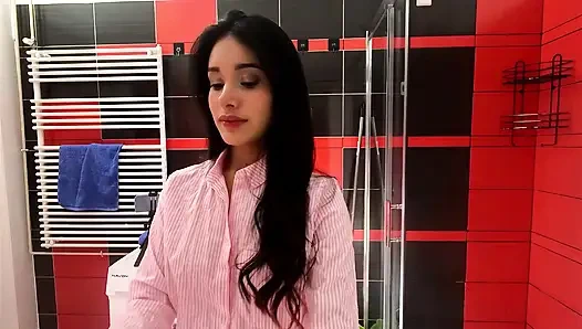 Banyoda ateşli minyon esmer bebek külot ve gömlekle dışarıda bir gece için hazırlanıyor