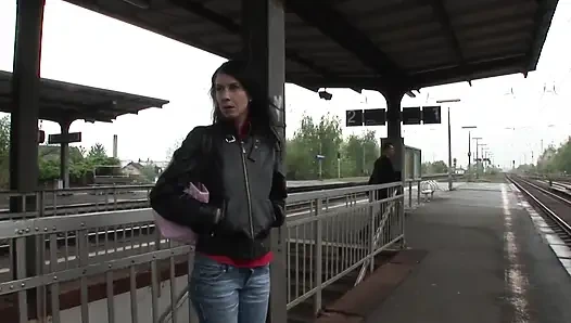 Enfes esmer kadının ağzına boşalıyor