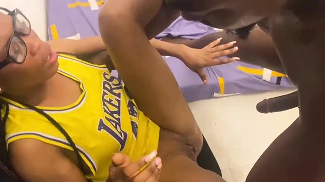 Üvey kız kardeşim sıkı amcığını siktiğimde buna bayılıyor