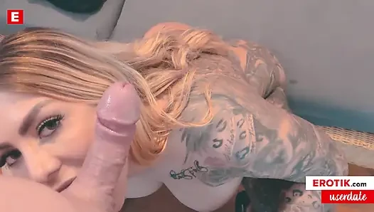 Büyük memeli Alman porno yıldızı Mia Blow yaramaz bir yarak binicisi