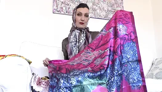 Heyecan verici saten eşarp oyunları! Lady Victoria Valente
