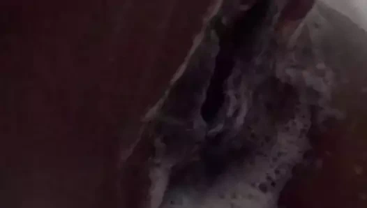 Ateşli desi üniversite öğrencisi öğretmeniyle banyoda seks yapıyor, sonra amını sert sikiyor ve büyük götüne boşalıyor