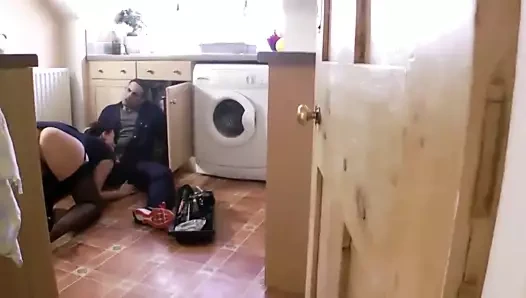 Olgun sürtük darbeler ona genç Çıtçıt sert çük içinde ona mutfak