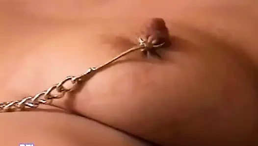 İtaatkar maskeli piliç cezalandırılıyor ve cezalandırıcısından sert bir şekilde domine ediliyor