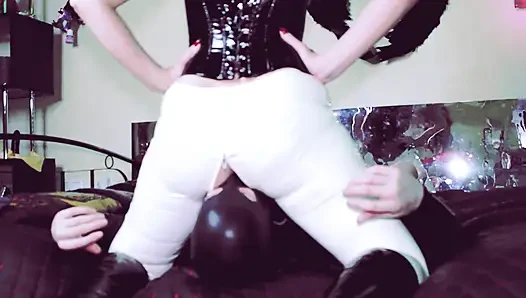 Kadın egemenliği yüze oturan sahibe Eva dominatrix lateks orta yaşlı seksi kadın bdsm sapık fetişi leggins çizmeler