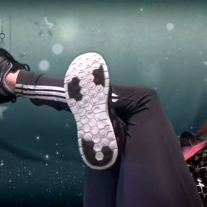 Güzel egzersizler yaparken beni izle ve spor dizlerimi temizle