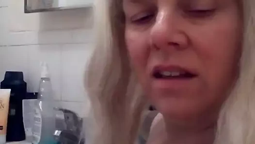 Sıcak sarışın twerkss ona göt içinde pembe külot