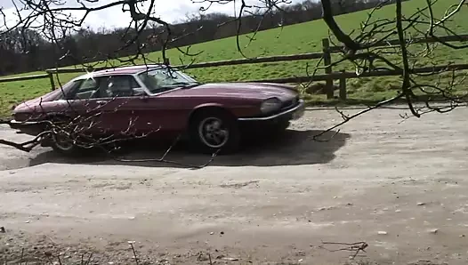 Üniformalı ateşli hatun kendini kontrol edemiyor ve iş arkadaşlarıyla sikişiyor