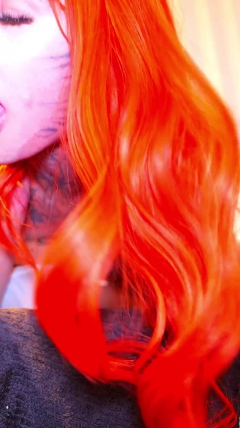 Захватывающий момент из "Анальная зависимые милфа получает настоящую пару, чтобы начинить ее задницу огромными игрушками члены и сперма"