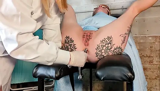 Bağlı, bağlı amcık piercingleri ve sahibe tarafından anal oyun