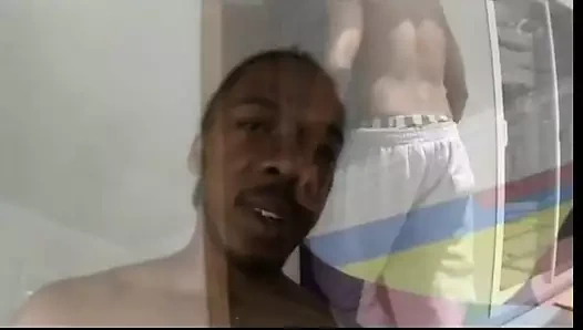 Muhteşem siyah sürtük ağzına derin bir sert horoz alır