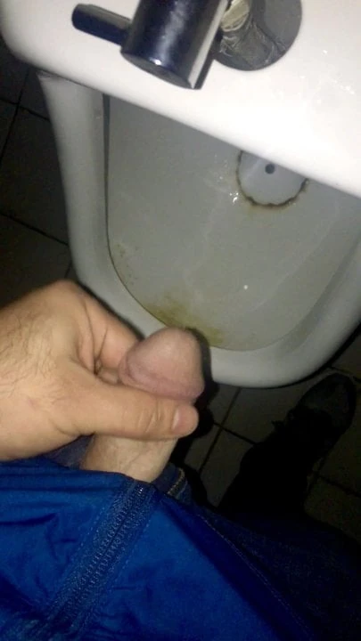 Брок писает в публичном писсуаре.