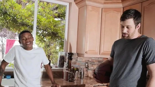 Oğlunun arkadaşı milf bir sürpriz verir