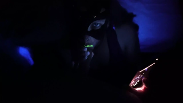 Oksi нежно отсасывает член своему партнеру